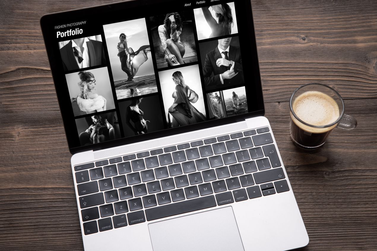 Laptop mit stilvollem Portfolio zeigt hochwertige Escort-Angebote aus München